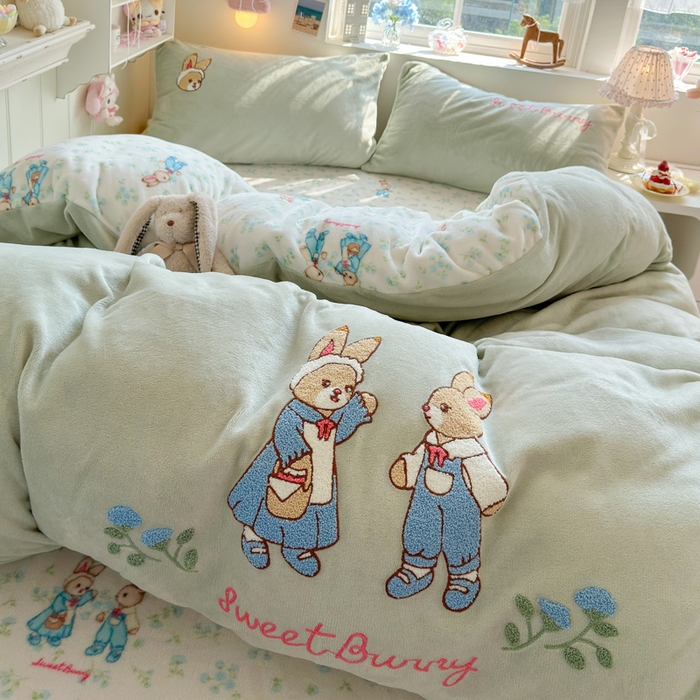 91家纺网 家纺一手货源 找家纺 Sweet dreams甜梦 2025新款全消光牛奶绒毛巾绣印花四件套 花纹小兔