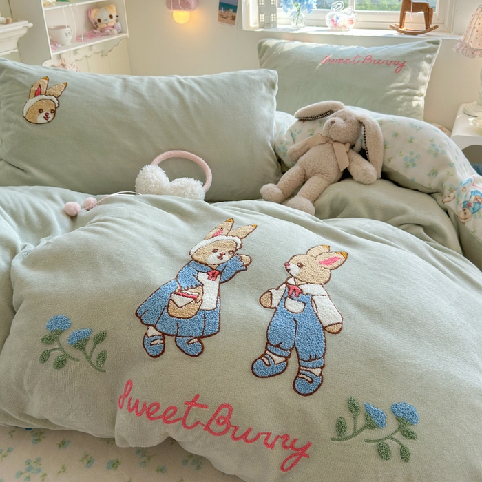 91家纺网 家纺一手货源 找家纺 Sweet dreams甜梦 2025新款全消光牛奶绒毛巾绣印花四件套 花纹小兔