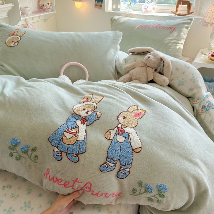 91家纺网 家纺一手货源 找家纺 Sweet dreams甜梦 2025新款全消光牛奶绒毛巾绣印花四件套 花纹小兔