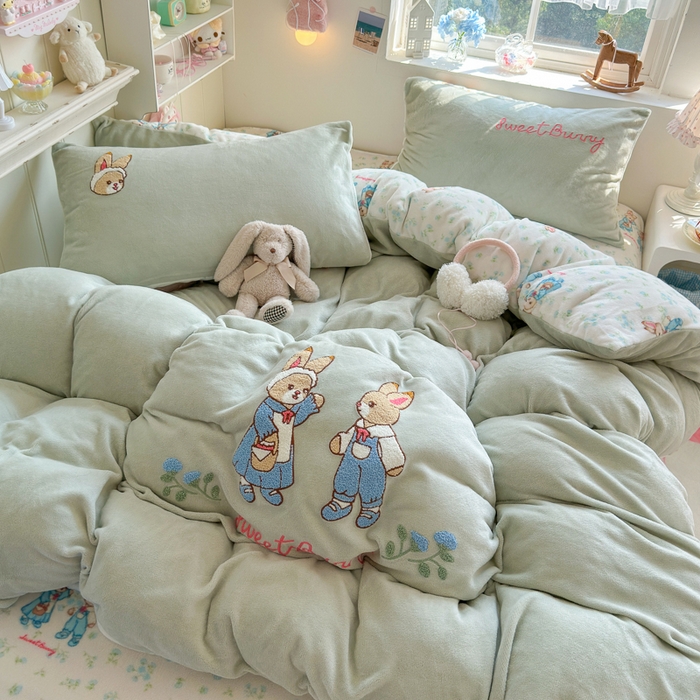 91家纺网 家纺一手货源 找家纺 Sweet dreams甜梦 2025新款全消光牛奶绒毛巾绣印花四件套 花纹小兔