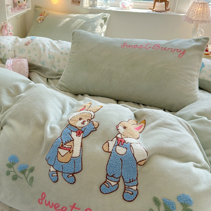 91家纺网 家纺一手货源 找家纺 Sweet dreams甜梦 2025新款全消光牛奶绒毛巾绣印花四件套 花纹小兔