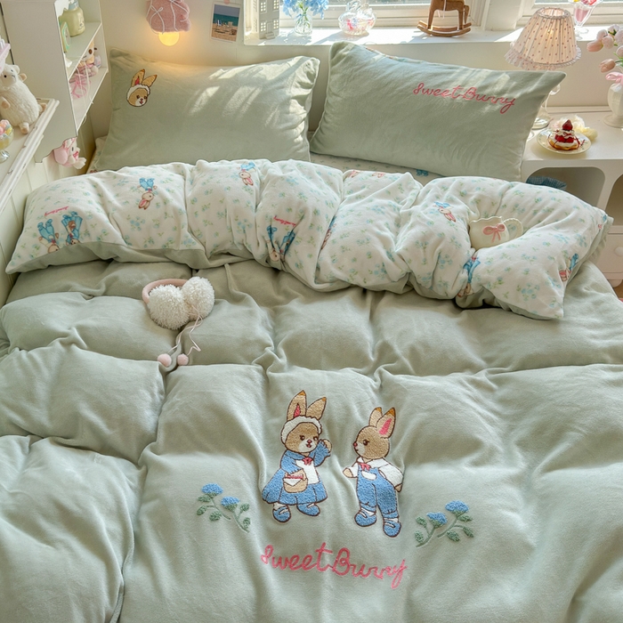 91家纺网 家纺一手货源 找家纺 Sweet dreams甜梦 2025新款全消光牛奶绒毛巾绣印花四件套 花纹小兔