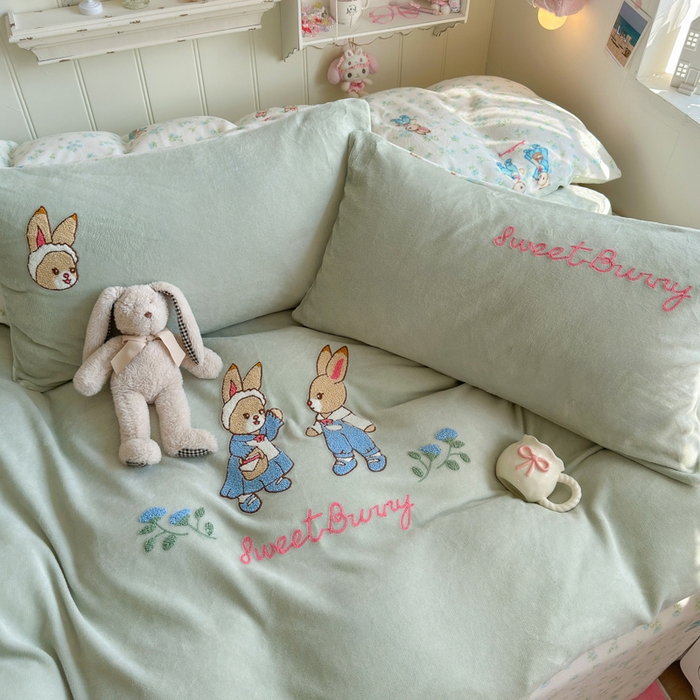 91家纺网 家纺一手货源 找家纺 Sweet dreams甜梦 2025新款全消光牛奶绒毛巾绣印花四件套 花纹小兔