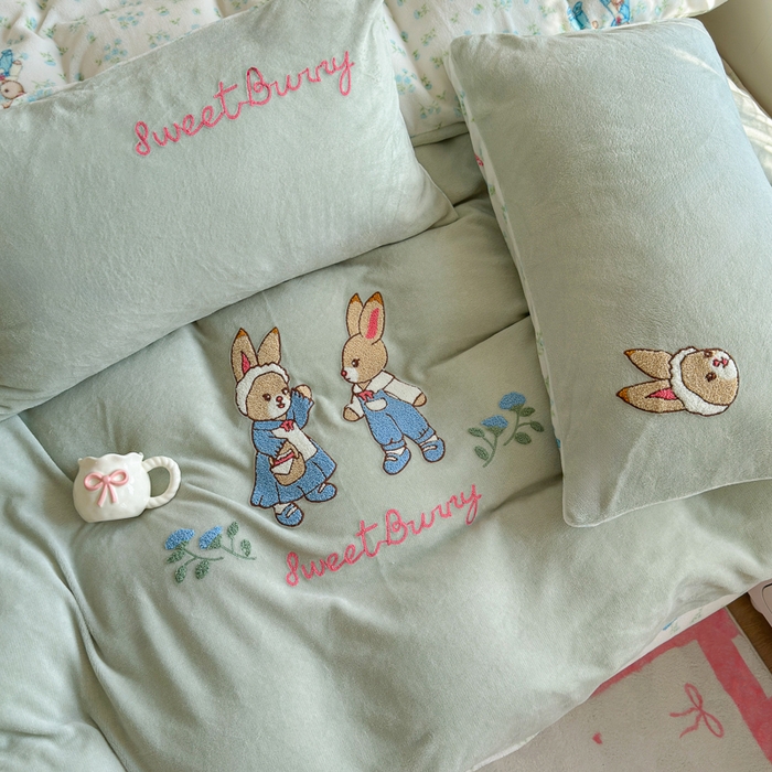 91家纺网 家纺一手货源 找家纺 Sweet dreams甜梦 2025新款全消光牛奶绒毛巾绣印花四件套 花纹小兔