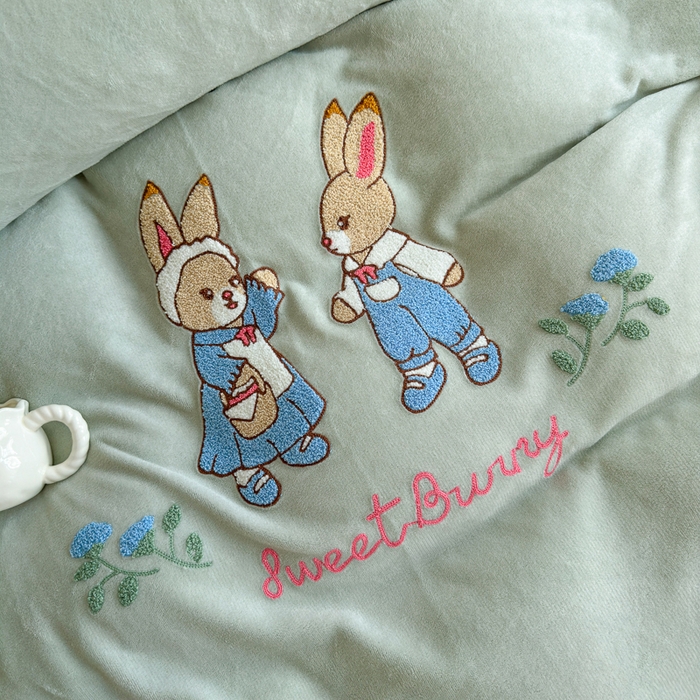 91家纺网 家纺一手货源 找家纺 Sweet dreams甜梦 2025新款全消光牛奶绒毛巾绣印花四件套 花纹小兔