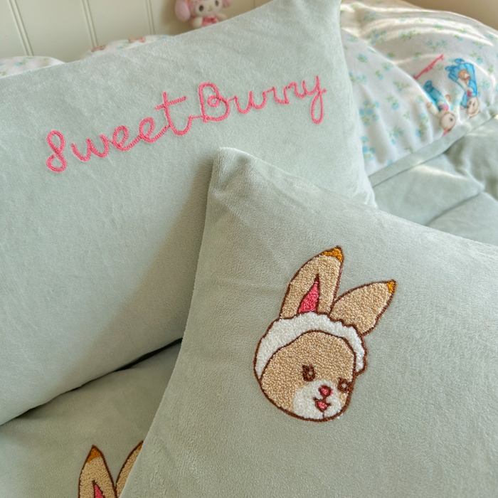 91家纺网 家纺一手货源 找家纺 Sweet dreams甜梦 2025新款全消光牛奶绒毛巾绣印花四件套 花纹小兔