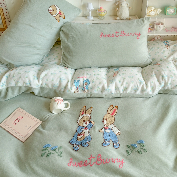 91家纺网 家纺一手货源 找家纺 Sweet dreams甜梦 2025新款全消光牛奶绒毛巾绣印花四件套 花纹小兔