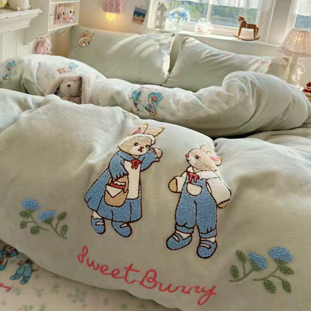 91家纺网 家纺一手货源 找家纺 Sweet dreams甜梦 2025新款全消光牛奶绒毛巾绣印花四件套 花纹小兔