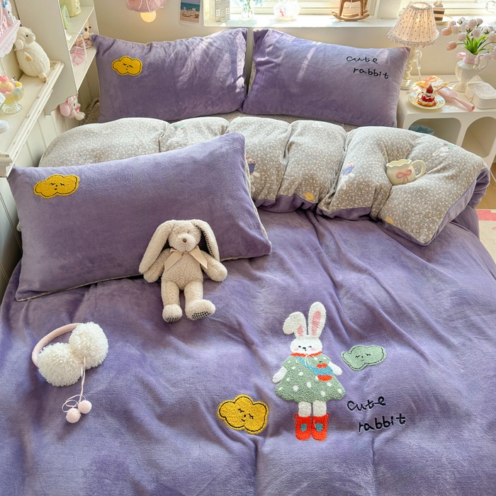 91家纺网 家纺一手货源 找家纺 Sweet dreams甜梦 2025新款全消光牛奶绒毛巾绣印花四件套 可爱小兔