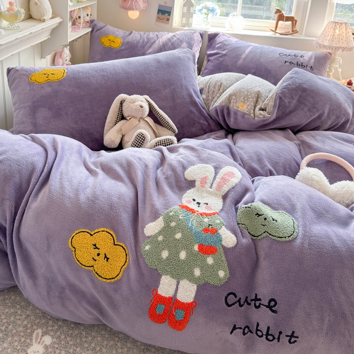 91家纺网 家纺一手货源 找家纺 Sweet dreams甜梦 2025新款全消光牛奶绒毛巾绣印花四件套 可爱小兔