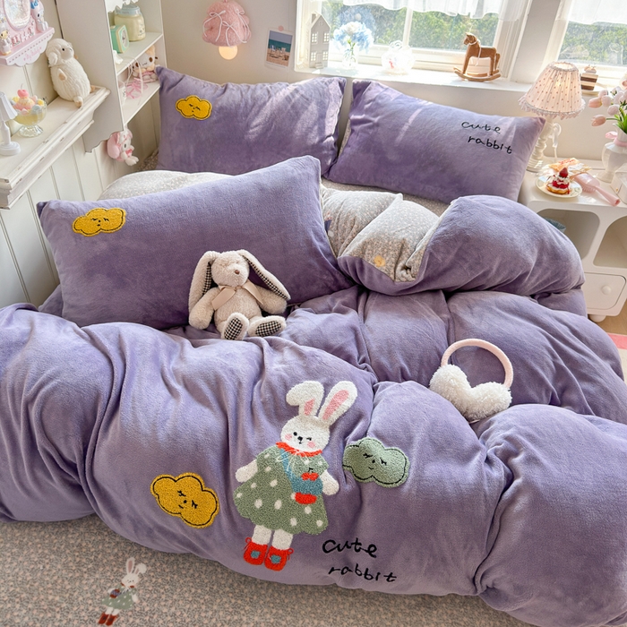 91家纺网 家纺一手货源 找家纺 Sweet dreams甜梦 2025新款全消光牛奶绒毛巾绣印花四件套 可爱小兔