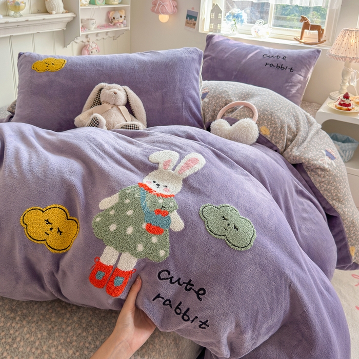 91家纺网 家纺一手货源 找家纺 Sweet dreams甜梦 2025新款全消光牛奶绒毛巾绣印花四件套 可爱小兔