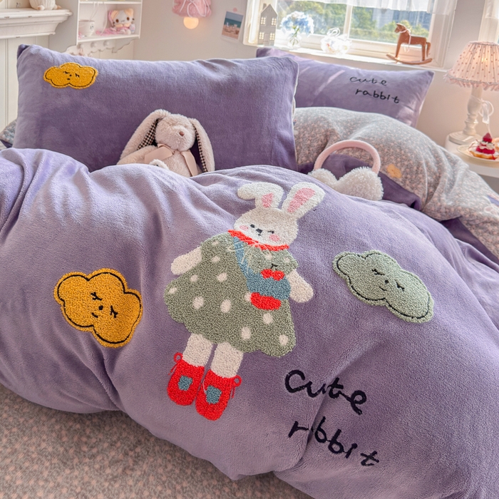 91家纺网 家纺一手货源 找家纺 Sweet dreams甜梦 2025新款全消光牛奶绒毛巾绣印花四件套 可爱小兔