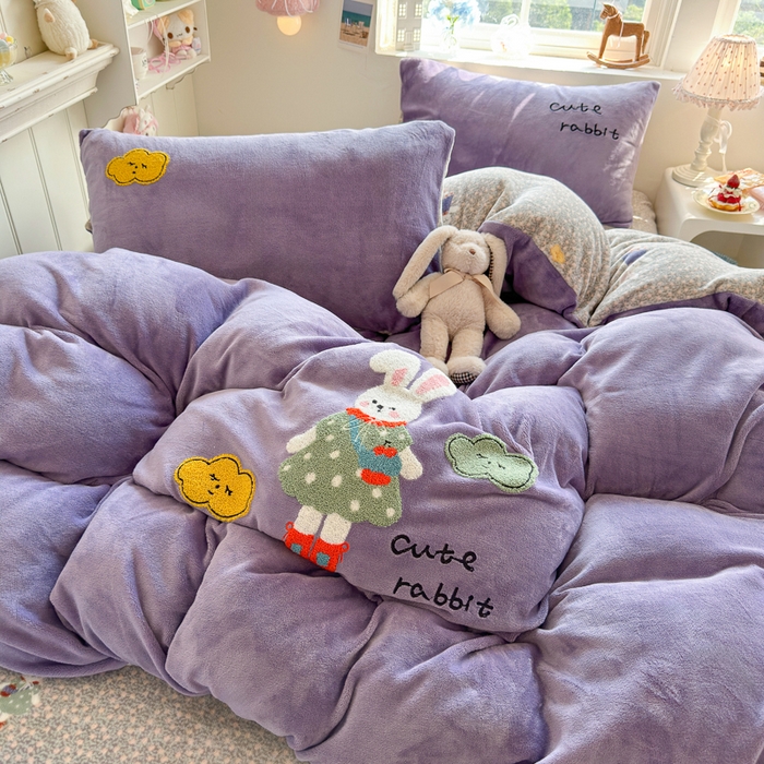 91家纺网 家纺一手货源 找家纺 Sweet dreams甜梦 2025新款全消光牛奶绒毛巾绣印花四件套 可爱小兔