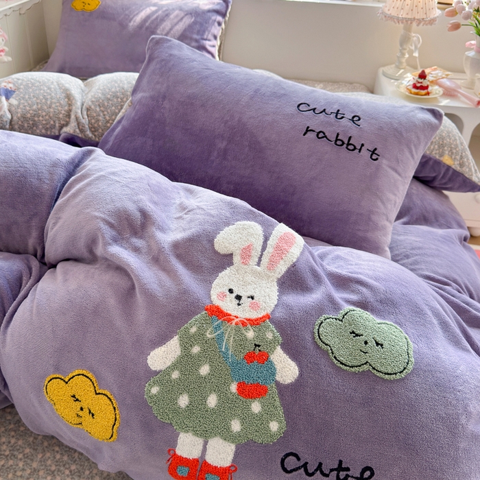 91家纺网 家纺一手货源 找家纺 Sweet dreams甜梦 2025新款全消光牛奶绒毛巾绣印花四件套 可爱小兔