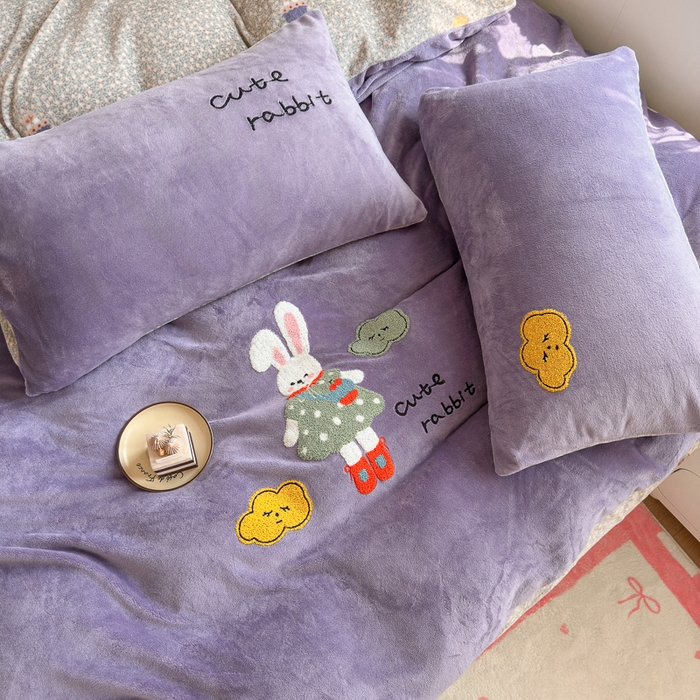 91家纺网 家纺一手货源 找家纺 Sweet dreams甜梦 2025新款全消光牛奶绒毛巾绣印花四件套 可爱小兔