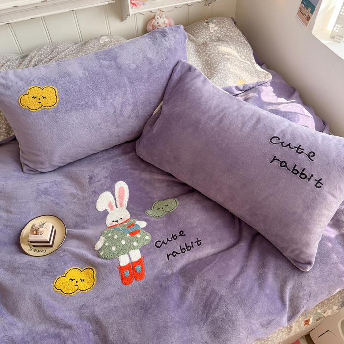 91家纺网 家纺一手货源 找家纺 Sweet dreams甜梦 2025新款全消光牛奶绒毛巾绣印花四件套 可爱小兔