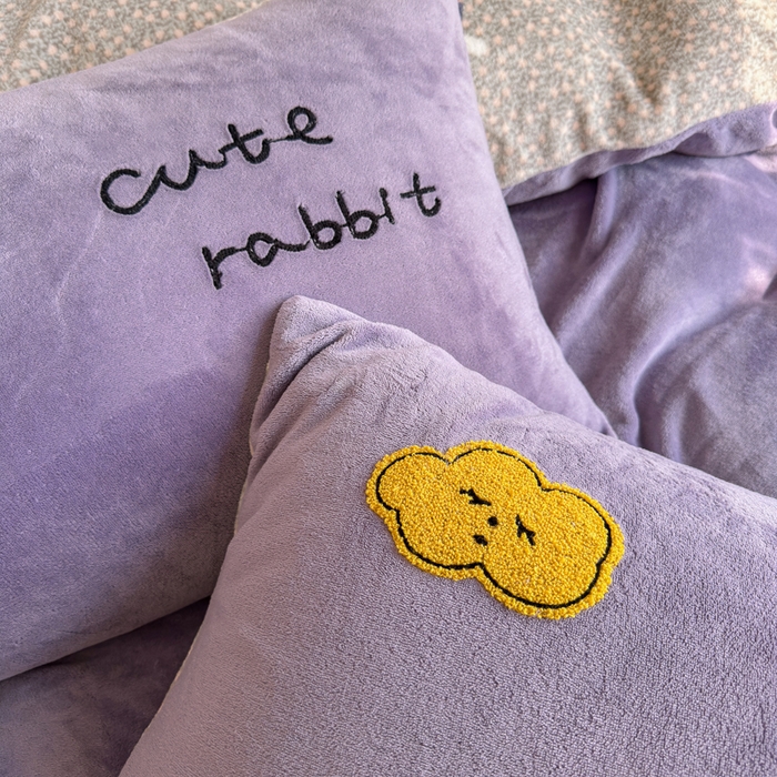 91家纺网 家纺一手货源 找家纺 Sweet dreams甜梦 2025新款全消光牛奶绒毛巾绣印花四件套 可爱小兔