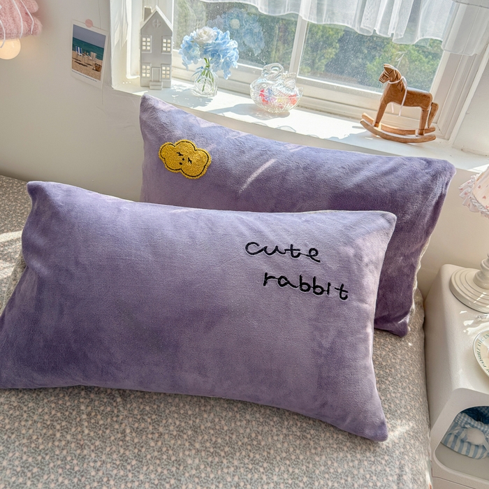 91家纺网 家纺一手货源 找家纺 Sweet dreams甜梦 2025新款全消光牛奶绒毛巾绣印花四件套 可爱小兔