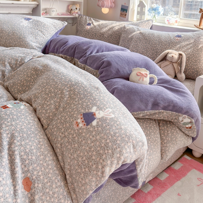 91家纺网 家纺一手货源 找家纺 Sweet dreams甜梦 2025新款全消光牛奶绒毛巾绣印花四件套 可爱小兔