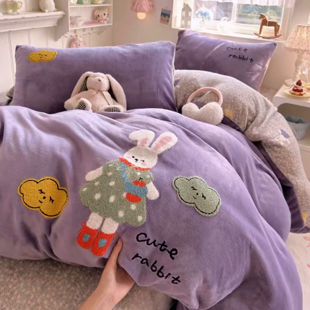91家纺网 家纺一手货源 找家纺 Sweet dreams甜梦 2025新款全消光牛奶绒毛巾绣印花四件套 可爱小兔