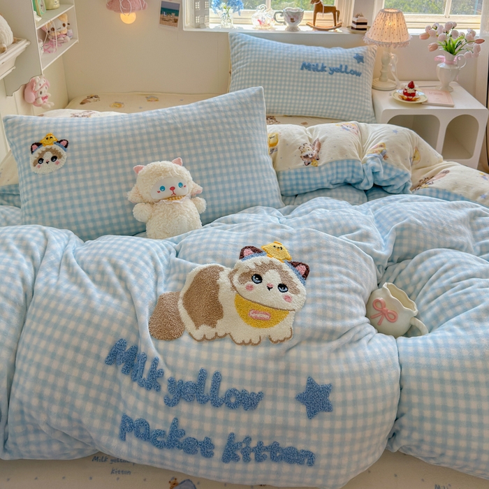 91家纺网 家纺一手货源 找家纺 Sweet dreams甜梦 2025新款全消光牛奶绒毛巾绣印花四件套 口袋猫猫