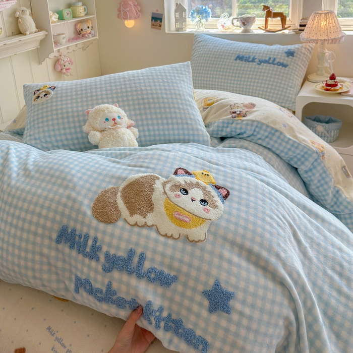 91家纺网 家纺一手货源 找家纺 Sweet dreams甜梦 2025新款全消光牛奶绒毛巾绣印花四件套 口袋猫猫