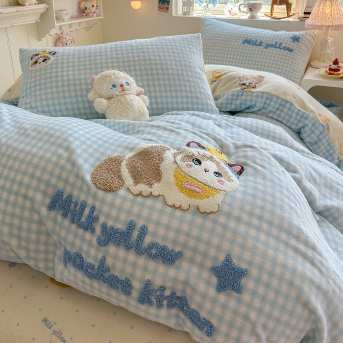 91家纺网 家纺一手货源 找家纺 Sweet dreams甜梦 2025新款全消光牛奶绒毛巾绣印花四件套 口袋猫猫