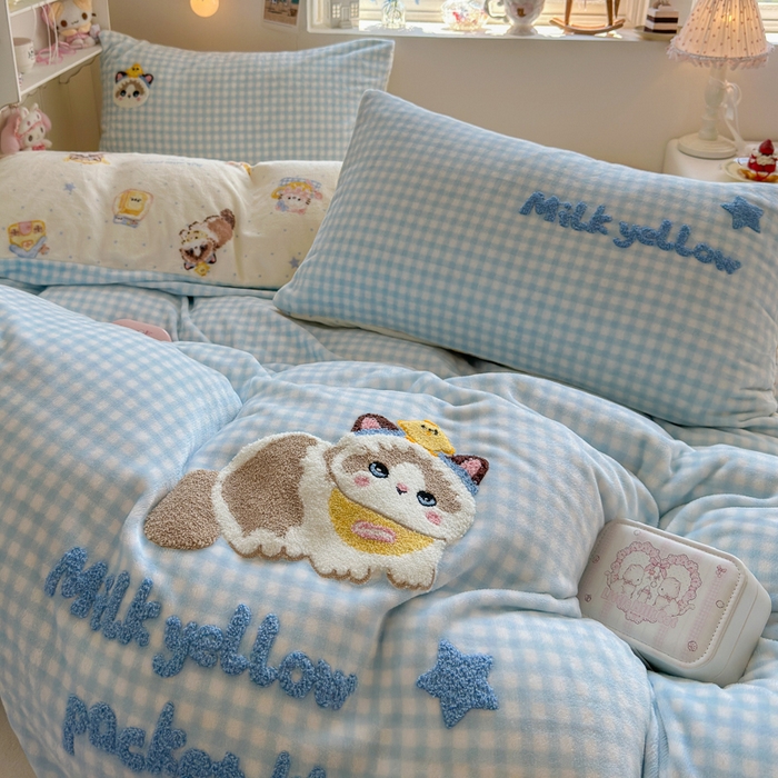 91家纺网 家纺一手货源 找家纺 Sweet dreams甜梦 2025新款全消光牛奶绒毛巾绣印花四件套 口袋猫猫