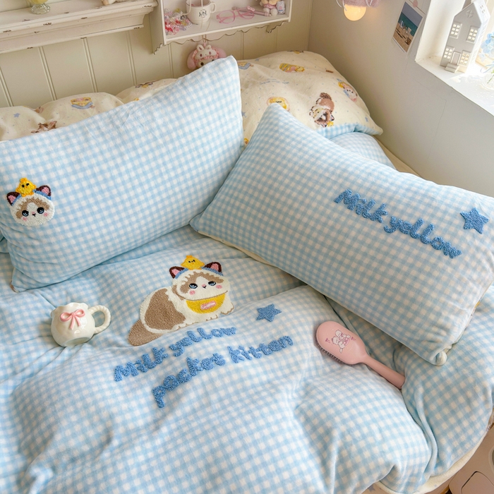 91家纺网 家纺一手货源 找家纺 Sweet dreams甜梦 2025新款全消光牛奶绒毛巾绣印花四件套 口袋猫猫