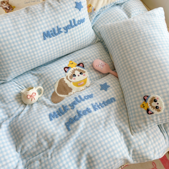 91家纺网 家纺一手货源 找家纺 Sweet dreams甜梦 2025新款全消光牛奶绒毛巾绣印花四件套 口袋猫猫