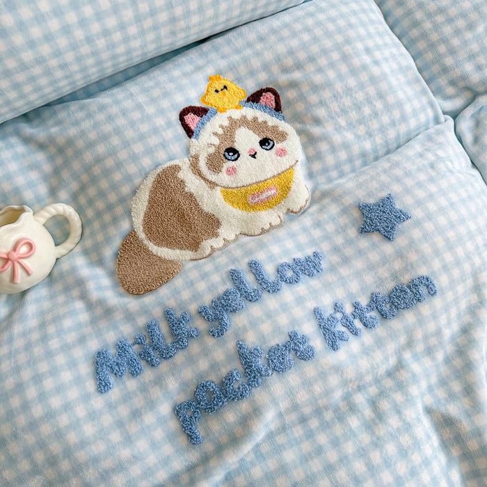 91家纺网 家纺一手货源 找家纺 Sweet dreams甜梦 2025新款全消光牛奶绒毛巾绣印花四件套 口袋猫猫