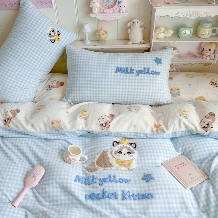 91家纺网 家纺一手货源 找家纺 Sweet dreams甜梦 2025新款全消光牛奶绒毛巾绣印花四件套 口袋猫猫