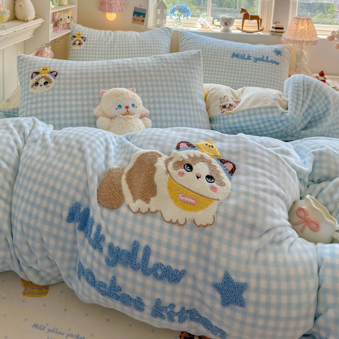 91家纺网 家纺一手货源 找家纺 Sweet dreams甜梦 2025新款全消光牛奶绒毛巾绣印花四件套 口袋猫猫