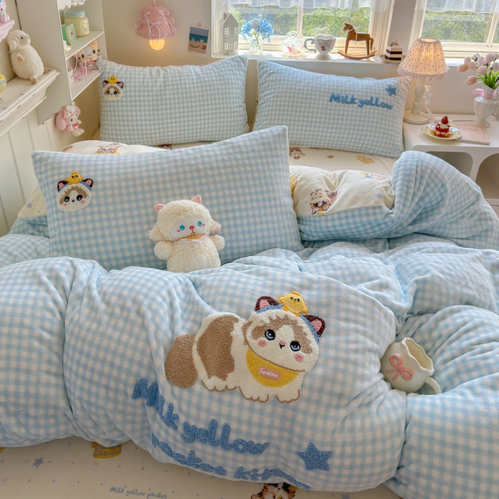 91家纺网 家纺一手货源 找家纺 Sweet dreams甜梦 2025新款全消光牛奶绒毛巾绣印花四件套 口袋猫猫