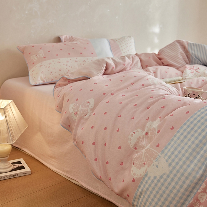 91家纺网 家纺一手货源 找家纺 安莱生活 2025新款A类母婴级全棉双层纱印花四件套--云羽织梦系列 云羽织梦-雾粉