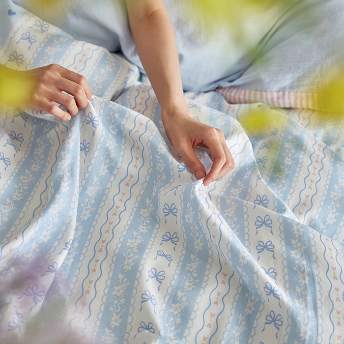 91家纺网 家纺一手货源 找家纺 安莱生活 2025新款A类母婴级全棉双层纱印花四件套--云羽织梦系列 云羽织梦-水蓝