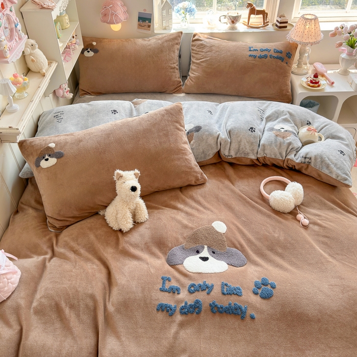 91家纺网 家纺一手货源 找家纺 Sweet dreams甜梦 2025新款全消光牛奶绒毛巾绣印花四件套 帽子小狗