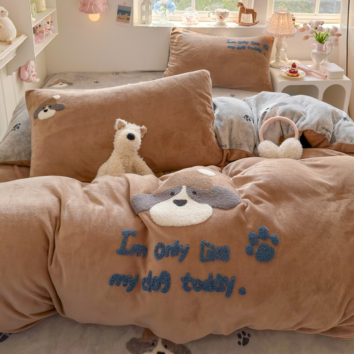 91家纺网 家纺一手货源 找家纺 Sweet dreams甜梦 2025新款全消光牛奶绒毛巾绣印花四件套 帽子小狗