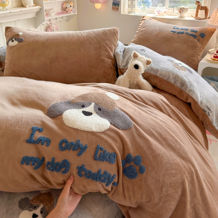 91家纺网 家纺一手货源 找家纺 Sweet dreams甜梦 2025新款全消光牛奶绒毛巾绣印花四件套 帽子小狗