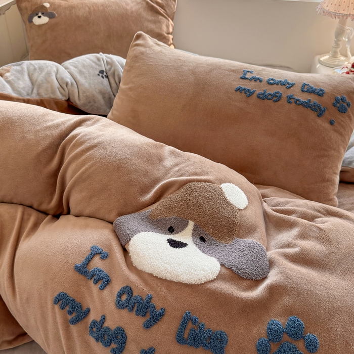 91家纺网 家纺一手货源 找家纺 Sweet dreams甜梦 2025新款全消光牛奶绒毛巾绣印花四件套 帽子小狗