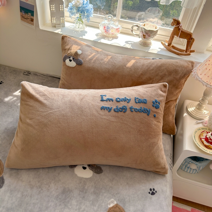 91家纺网 家纺一手货源 找家纺 Sweet dreams甜梦 2025新款全消光牛奶绒毛巾绣印花四件套 帽子小狗