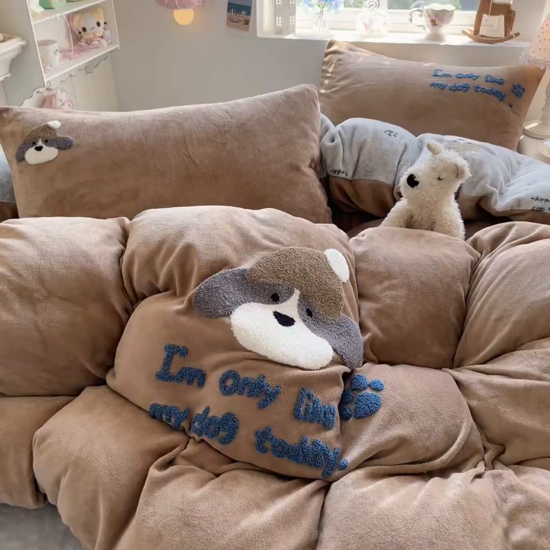 91家纺网 家纺一手货源 找家纺 Sweet dreams甜梦 2025新款全消光牛奶绒毛巾绣印花四件套 帽子小狗