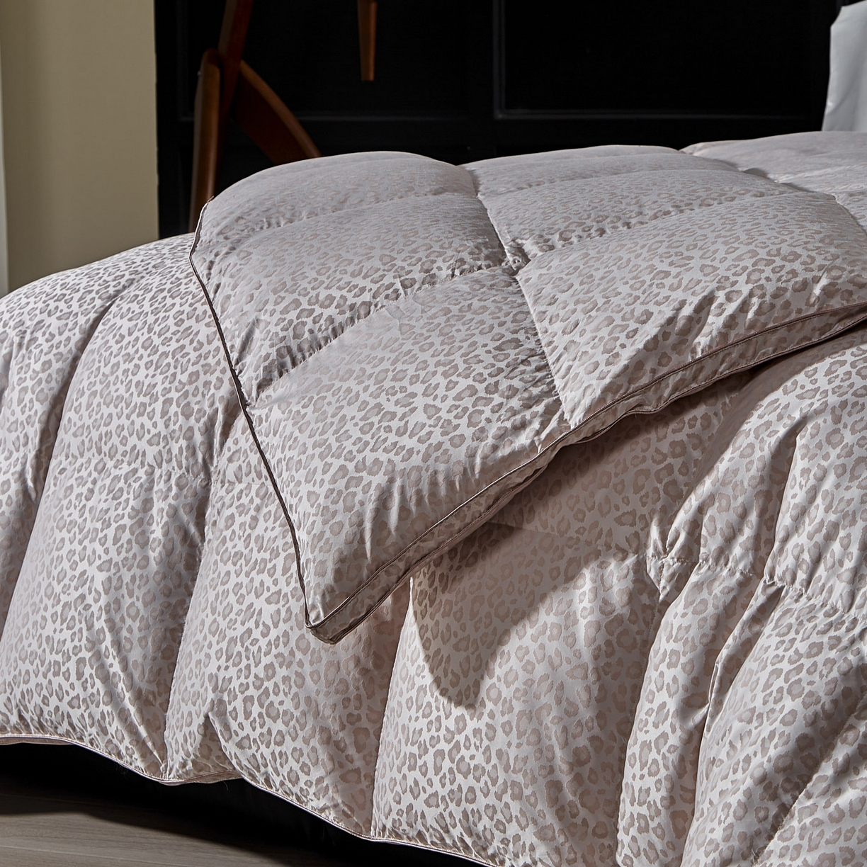 91家纺网 家纺一手货源 找家纺 暖羽屋羽绒馆 2025新款400T95白鹅绒被芯 羽绒被双层加厚 静音鹅绒被芯 婚庆羽绒被子 Q魅惑 粉