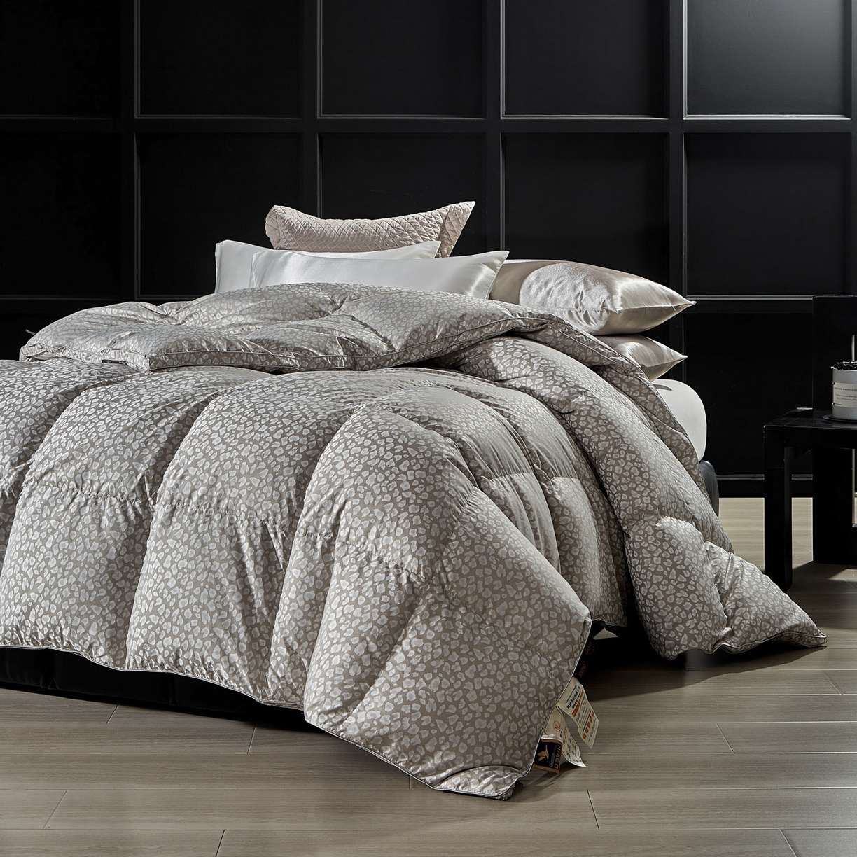 91家纺网 家纺一手货源 找家纺 暖羽屋羽绒馆 2025新款400T95白鹅绒被芯 羽绒被双层加厚 静音鹅绒被芯 婚庆羽绒被子 Q魅惑 灰