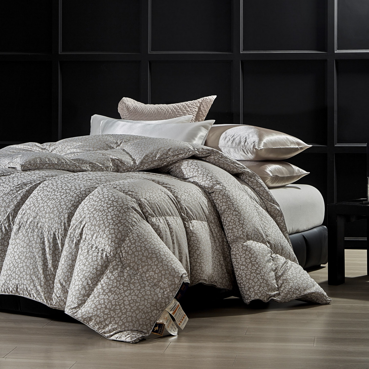 91家纺网 家纺一手货源 找家纺 暖羽屋羽绒馆 2025新款400T95白鹅绒被芯 羽绒被双层加厚 静音鹅绒被芯 婚庆羽绒被子 Q魅惑 灰