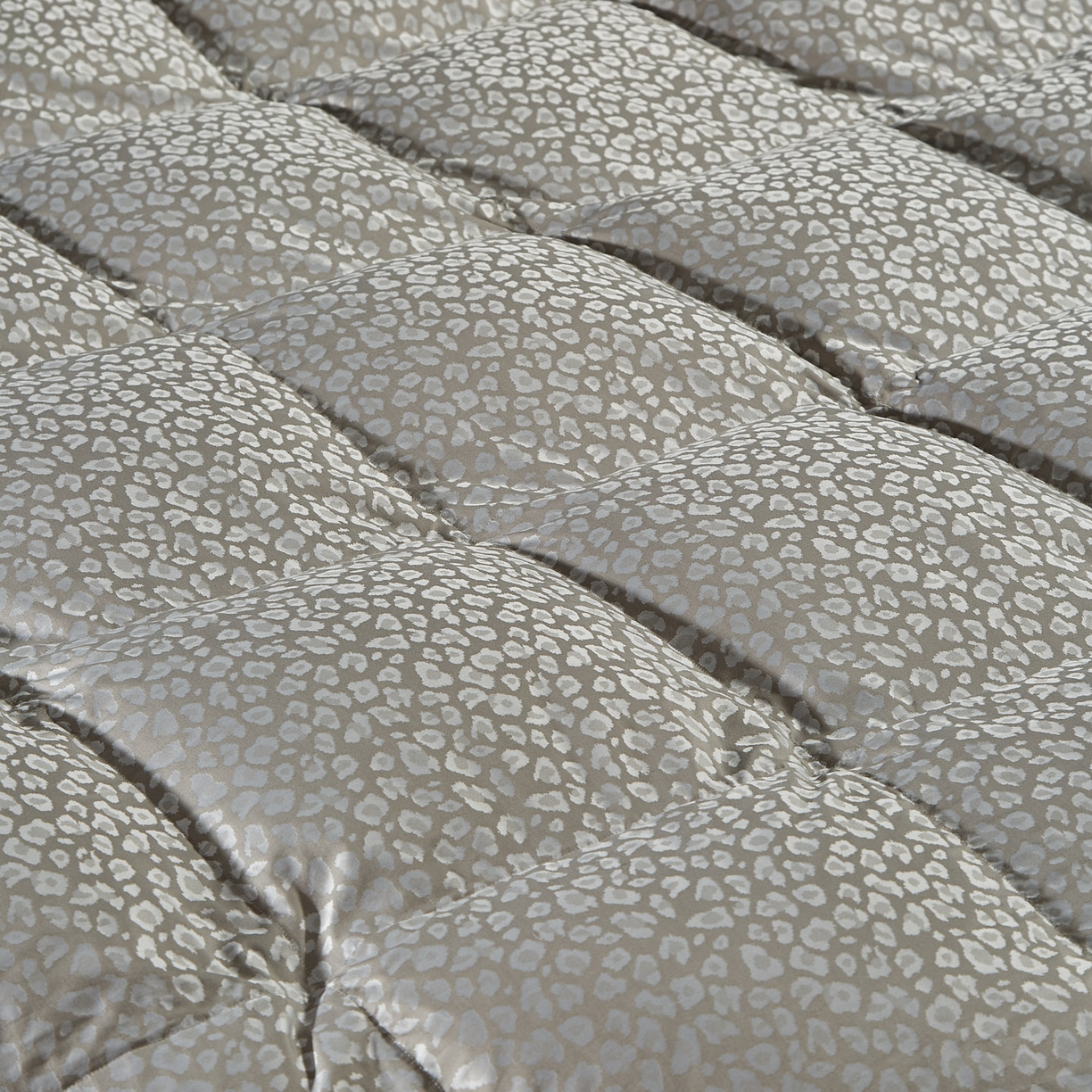 91家纺网 家纺一手货源 找家纺 暖羽屋羽绒馆 2025新款400T95白鹅绒被芯 羽绒被双层加厚 静音鹅绒被芯 婚庆羽绒被子 Q魅惑 灰