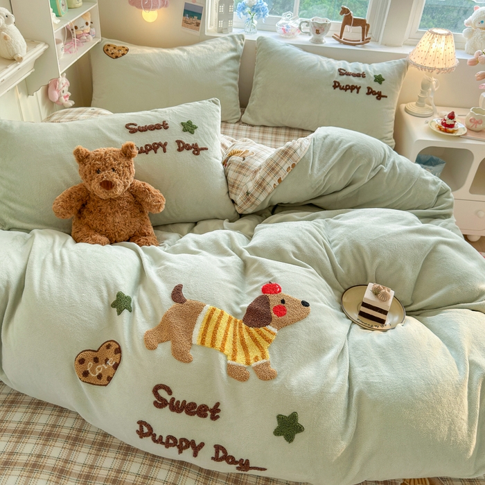 Sweet dreams甜梦 2025新款全消光牛奶绒毛巾绣印花四件套 苹果腊肠狗