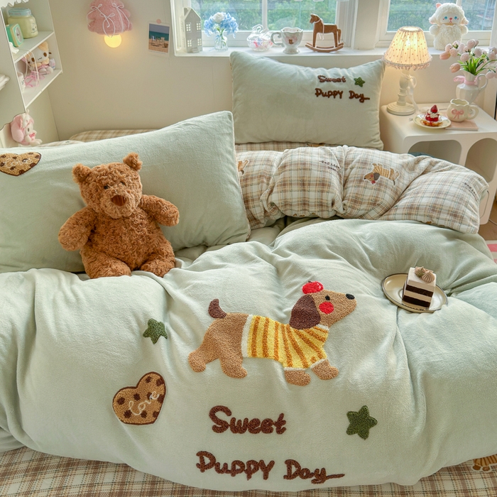 91家纺网 家纺一手货源 找家纺 Sweet dreams甜梦 2025新款全消光牛奶绒毛巾绣印花四件套 苹果腊肠狗