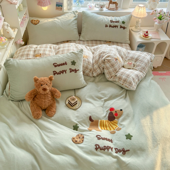 91家纺网 家纺一手货源 找家纺 Sweet dreams甜梦 2025新款全消光牛奶绒毛巾绣印花四件套 苹果腊肠狗